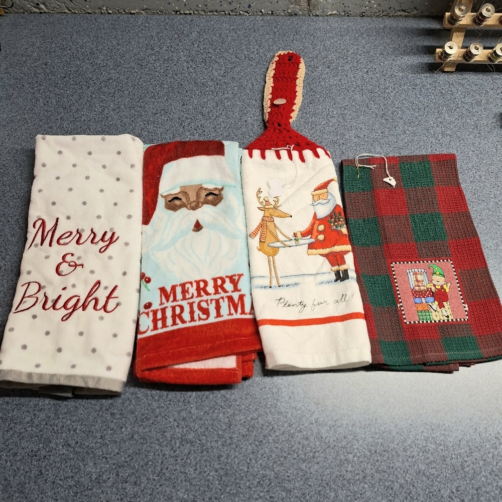 Festive Christmas Kitchen Towels Set of 4, NWT🎄